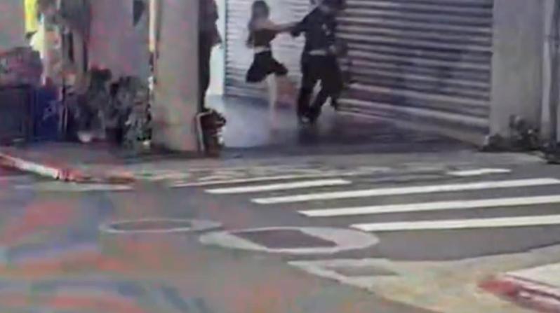 22歲越南籍V女持觀光簽證來台,卻留在台灣從事性交易,慘遭40歲游姓男客拿美工包威嚇、搶走包包,幸好路人報案、警方到場逮捕游男。記者蕭雅娟/翻攝 22歲越南籍V女持觀光簽證來台,卻留在台灣從事性交易,慘遭40歲游姓男客拿美工包威嚇、搶走包包,幸好路人報案、警方到場逮捕游男。記者蕭雅娟/翻攝