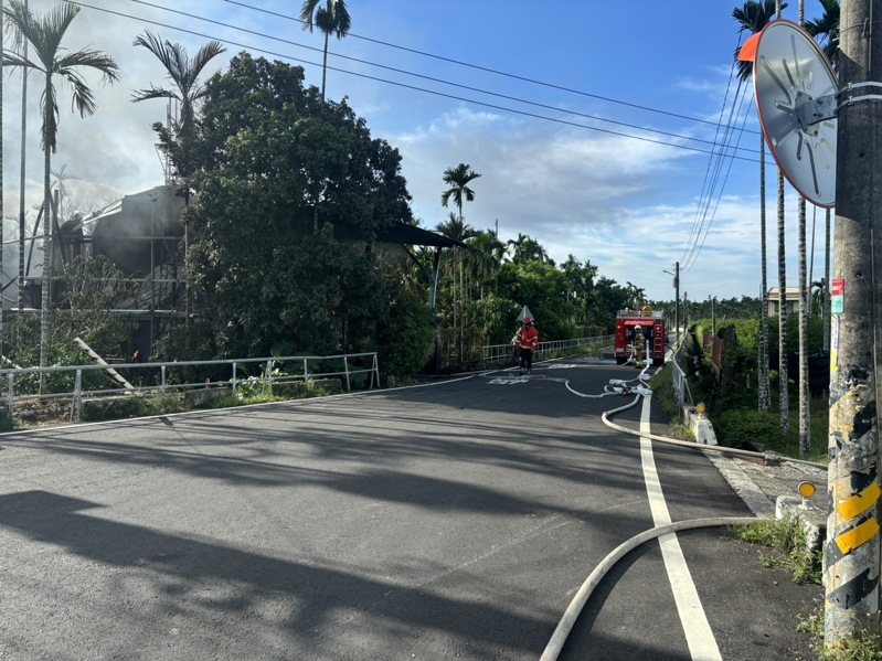 屏東縣消防局今天上午7點19分接獲報案,內埔鄉和興路與和美路口鐵皮屋火警,1女燒燙傷,起火原因待調查。圖/屏東縣消防局提供 屏東縣消防局今天上午7點19分接獲報案,內埔鄉和興路與和美路口鐵皮屋火警,1女燒燙傷,起火原因待調查。圖/屏東縣消防局提供