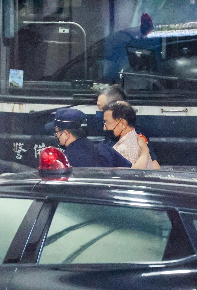 台北市副市長彭振聲因京華城容積案遭台北地檢署聲押禁見，上午傳出身體不適就醫，下午就醫後由法警戒護回台北地方法院。記者曾原信／攝影