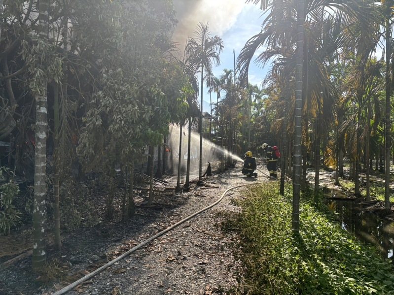 屏東縣消防局今天上午7點19分接獲報案,內埔鄉和興路與和美路口鐵皮屋火警,1女燒燙傷,起火原因待調查。圖/屏東縣消防局提供 屏東縣消防局今天上午7點19分接獲報案,內埔鄉和興路與和美路口鐵皮屋火警,1女燒燙傷,起火原因待調查。圖/屏東縣消防局提供