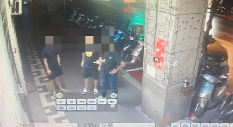 警專43期林姓學生昨驚爆「白嫖又吸毒」涉搶泰國女遭擄毆打，新北警方昨循線逮7嫌到案。記者王長鼎／翻攝
