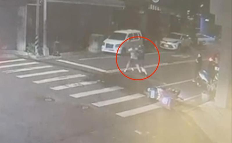 台中市馬姓男子昨晚與邱姓外送員在南屯區街頭互毆，雙方互控傷害，警方依法送辦。記者陳宏睿／翻攝