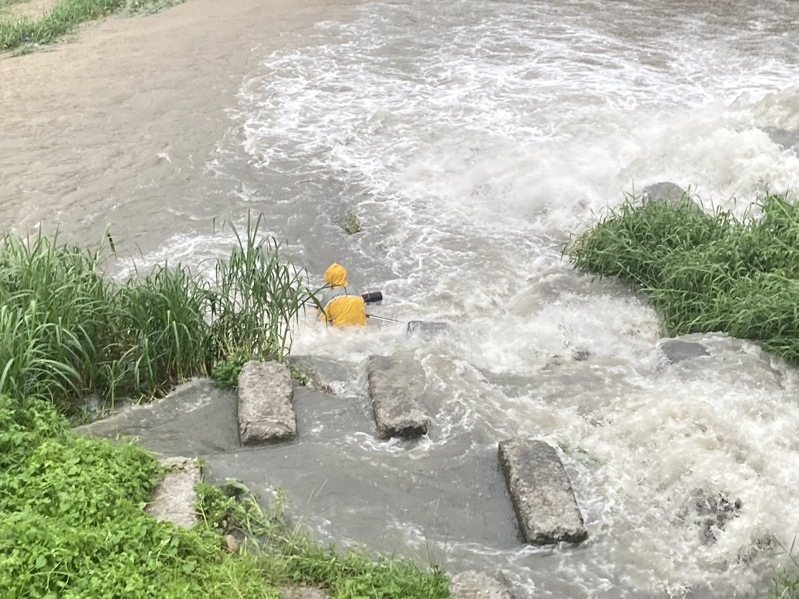台中暴雨，男釣客受困在旱溪沙洲，20名消防員救援，沒有大礙。圖／消防局提供