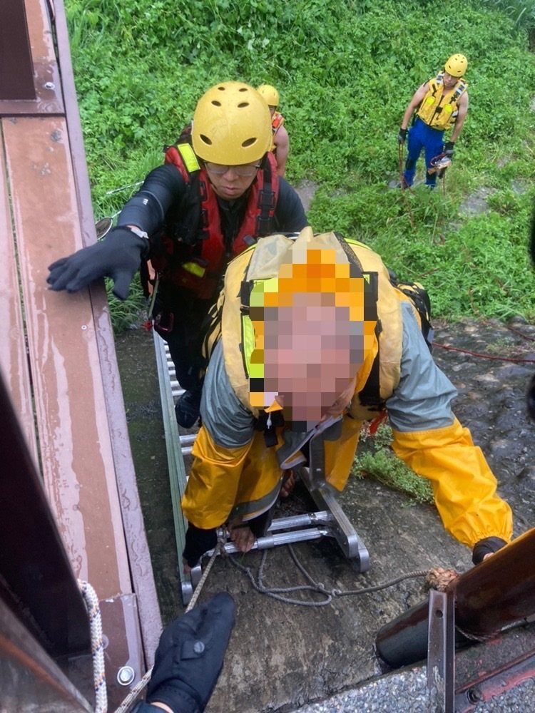 台中暴雨，男釣客受困在旱溪沙洲，20名消防員救援，沒有大礙。圖／消防局提供