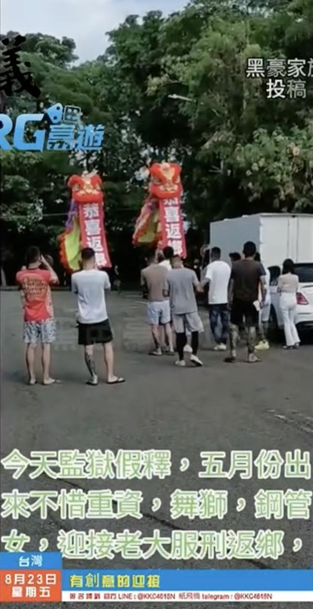 黃男上月底替吳姓友人接風,高調聘舞獅團、鋼管女郎到台中監獄大門前表演。圖/翻攝自黑色豪門企業 黃男上月底替吳姓友人接風,高調聘舞獅團、鋼管女郎到台中監獄大門前表演。圖/翻攝自黑色豪門企業