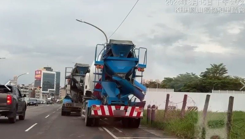 高適議員李雅靜發現，三井工地有大量工程車輛出入，常在議會路車道排隊接龍等進場，導致此路段交通險象環生。圖／記者徐白櫻翻攝