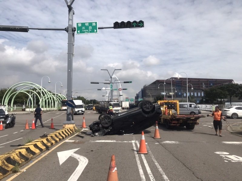台中市蘇姓女子昨早開車行經水湳經貿園區時撞紅燈,撞上機車騎士後,再撞分隔島,四輪朝天。記者陳宏睿/翻攝 台中市蘇姓女子昨早開車行經水湳經貿園區時撞紅燈,撞上機車騎士後,再撞分隔島,四輪朝天。記者陳宏睿/翻攝