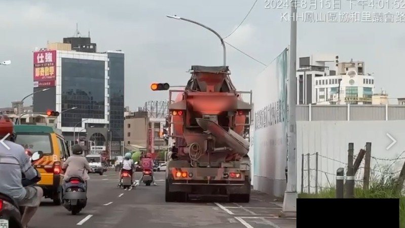高適議員李雅靜發現，三井工地有大量工程車輛出入，常在議會路車道排隊接龍等進場，導致此路段交通險象環生。圖／記者徐白櫻翻攝