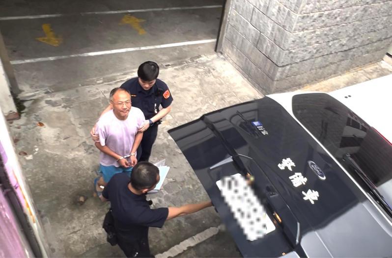 陸籍男子阮芳勇（中）駕快艇跨越台灣海峽直闖淡水河，17日被法院裁定羈押禁見；他上囚車前高喊「不後悔來台灣」。(記者蕭雅娟／攝影)