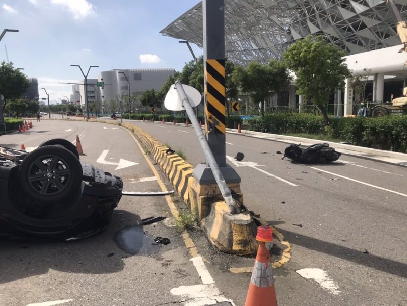 台中市蘇姓女子昨早開車行經水湳經貿園區時撞紅燈,撞上機車騎士後,再撞分隔島,四輪朝天。記者陳宏睿/翻攝 台中市蘇姓女子昨早開車行經水湳經貿園區時撞紅燈,撞上機車騎士後,再撞分隔島,四輪朝天。記者陳宏睿/翻攝