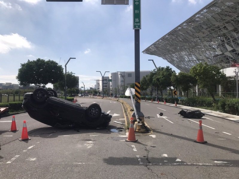 台中市蘇姓女子昨早開車行經水湳經貿園區時撞紅燈,撞上機車騎士後,再撞分隔島,四輪朝天。記者陳宏睿/翻攝 台中市蘇姓女子昨早開車行經水湳經貿園區時撞紅燈,撞上機車騎士後,再撞分隔島,四輪朝天。記者陳宏睿/翻攝