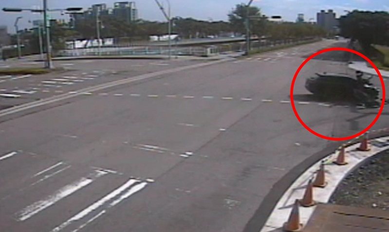 台中市蘇姓女子昨早開車行經水湳經貿園區時撞紅燈,撞上機車騎士後,再撞分隔島,四輪朝天。記者陳宏睿/翻攝 台中市蘇姓女子昨早開車行經水湳經貿園區時撞紅燈,撞上機車騎士後,再撞分隔島,四輪朝天。記者陳宏睿/翻攝
