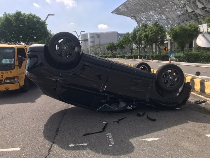 台中市蘇姓女子昨早開車行經水湳經貿園區時撞紅燈,撞上機車騎士後,再撞分隔島,四輪朝天。記者陳宏睿/翻攝 台中市蘇姓女子昨早開車行經水湳經貿園區時撞紅燈,撞上機車騎士後,再撞分隔島,四輪朝天。記者陳宏睿/翻攝