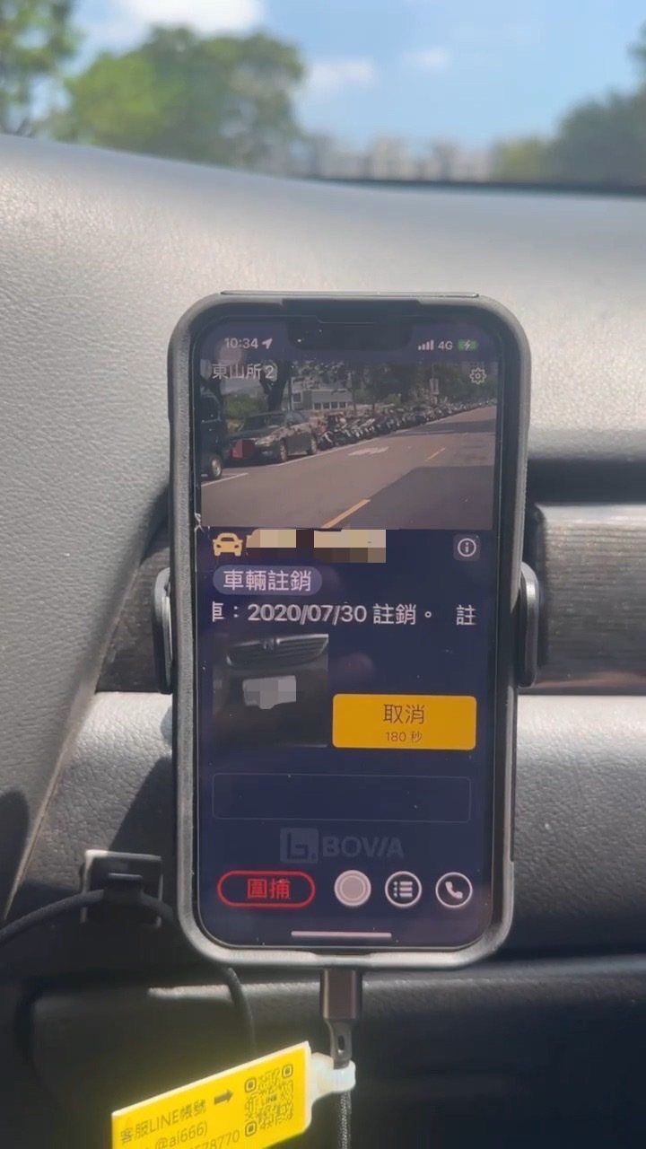 台中市警方利用「即時車牌辨識系統」掃描牌照異常車輛，違規者開單拖吊。記者陳宏睿／翻攝