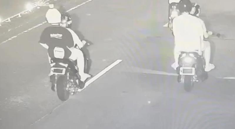 台中市南屯區今天凌晨有多輛機車以黑色口罩遮牌，有市民上網發布，警方將通知涉案7名駕駛到案，依法開罰。記者陳宏睿／翻攝