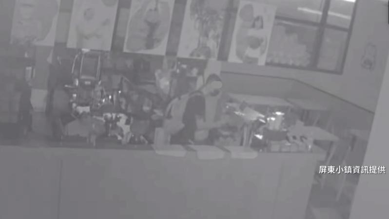 屏東市一家早午餐店遭竊，嫌犯偷完後離開不到一分鐘，又折返店內，自製一杯無糖咖啡「外帶」。圖／屏東小鎮資訊提供