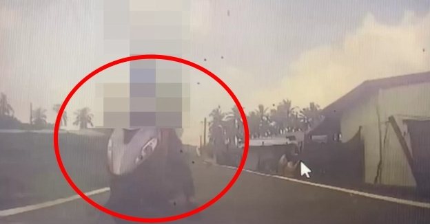 台電一輛工程車昨天上午疑在旗山開錯路,倒車時不慎撞死在後方停等的騎機車的何姓母子。圖為事發當下何女發現工程車快速倒車,機車往後倒退幾步後,仍遭工程車撞倒釀憾事。記者石秀華/翻攝 台電一輛工程車昨天上午疑在旗山開錯路,倒車時不慎撞死在後方停等的騎機車的何姓母子。圖為事發當下何女發現工程車快速倒車,機車往後倒退幾步後,仍遭工程車撞倒釀憾事。記者石秀華/翻攝