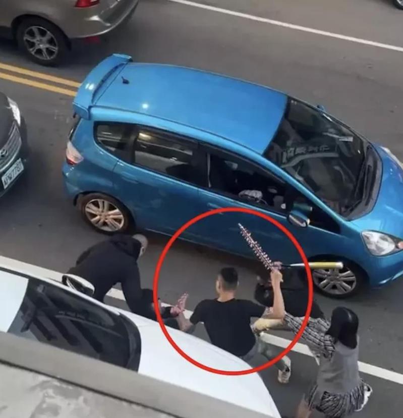 台中市施姓男子等3人去年在天津路商圈,當街持狼牙棒等凶器,把葉男打到骨折濺血。圖/摘自自記者爆料網 台中市施姓男子等3人去年在天津路商圈,當街持狼牙棒等凶器,把葉男打到骨折濺血。圖/摘自自記者爆料網