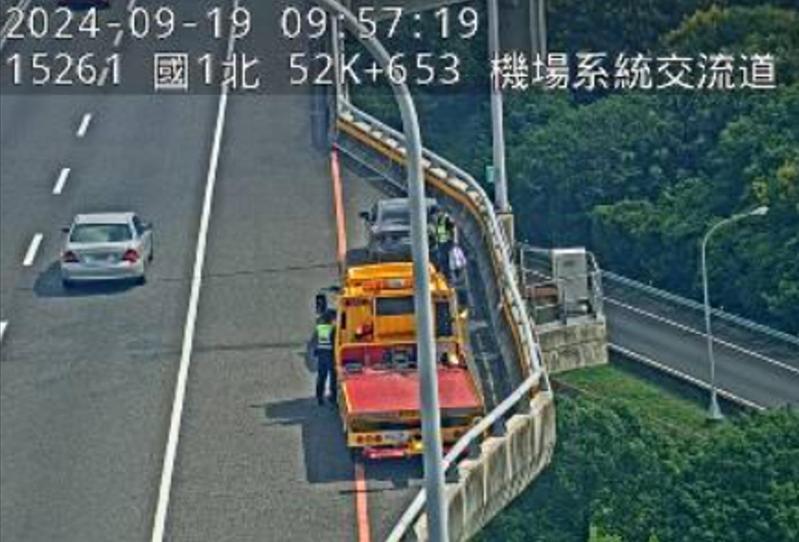 1輛深色轎車無故停放在國1五楊高架北上52.6公里處機場系統前的避車彎,疑似死者的自小客車,警方正在採證中。 1輛深色轎車無故停放在國1五楊高架北上52.6公里處機場系統前的避車彎,疑似死者的自小客車,警方正在採證中。