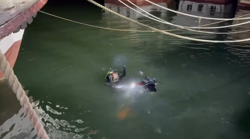 澎湖陳姓老船長跳船上岸,失足落水,消防人員潛水搜救近1小時找到人,但陳已溺斃。記者林保光/翻攝 澎湖陳姓老船長跳船上岸,失足落水,消防人員潛水搜救近1小時找到人,但陳已溺斃。記者林保光/翻攝
