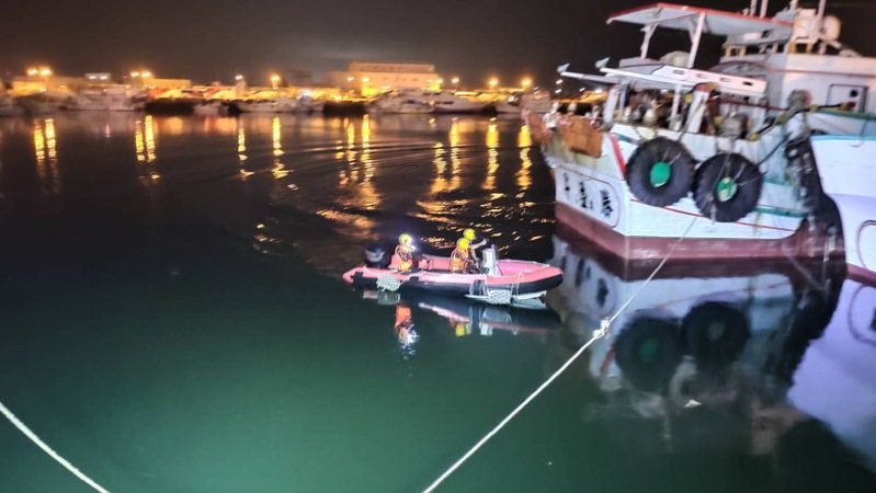 澎湖陳姓老船長跳船上岸,失足落水,消防人員潛水搜救近1小時找到人,但陳已溺斃。記者林保光/翻攝 澎湖陳姓老船長跳船上岸,失足落水,消防人員潛水搜救近1小時找到人,但陳已溺斃。記者林保光/翻攝