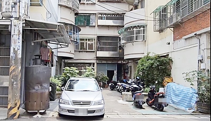 菲籍移工馬克與同鄉女友去年7月17日晚間在女友中壢租屋處爭吵起殺心,不僅殺死女友還將部分臟器沖入馬桶毀屍滅跡,隨即切下右小腿骨,刮除肌肉組織後,連同沾血衣褲一併帶回八德公司宿舍丟棄,桃園地檢署偵結起訴,依家庭暴力罪之殺人案起訴,下周將由國民法官審理。記者陳恩惠/翻攝 菲籍移工馬克與同鄉女友去年7月17日晚間在女友中壢租屋處爭吵起殺心,不僅殺死女友還將部分臟器沖入馬桶毀屍滅跡,隨即切下右小腿骨,刮除肌肉組織後,連同沾血衣褲一併帶回八德公司宿舍丟棄,桃園地檢署偵結起訴,依家庭暴力罪之殺人案起訴,下周將由國民法官審理。記者陳恩惠/翻攝