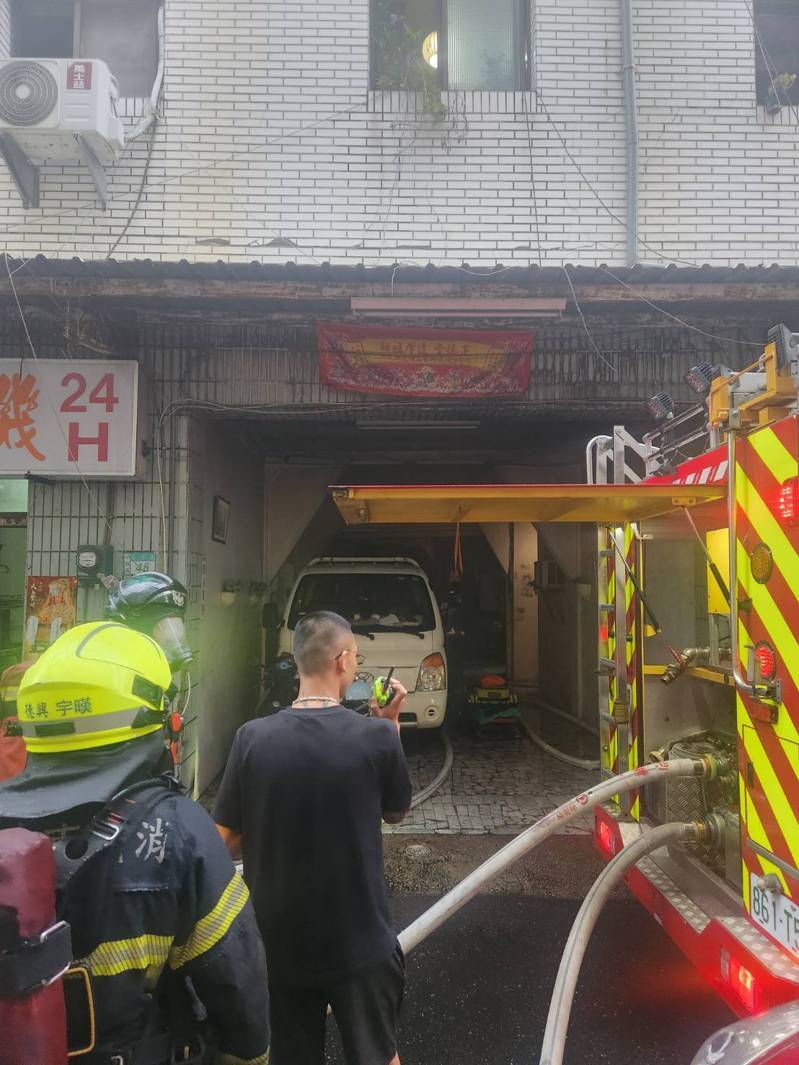 南市中西區正德出租套房清晨失火，救出1女房客送醫。記者黃宣翰／攝影