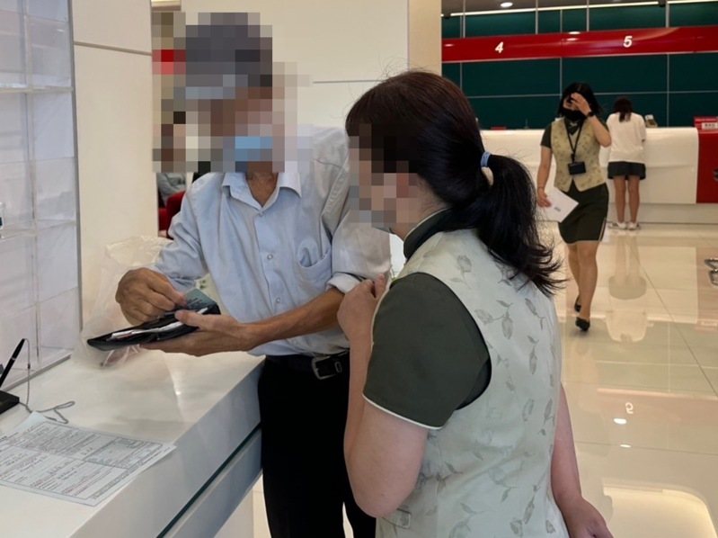 網路女情人要送美金給王姓老翁(左)，所幸銀行行員(右)與警員共同勸說，他才打消匯款念頭保住159萬元。記者黃宣翰／翻攝