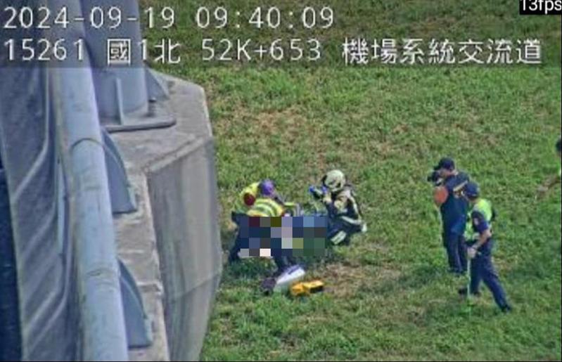 國道1號五楊高架北上52.6公里處機場系統，今上午9點17分發生一輛轎車無故停放在避車彎，隨即駕駛下車跳下27公尺高的高架橋，當場無生命跡象送醫死亡。記者周嘉茹／翻攝