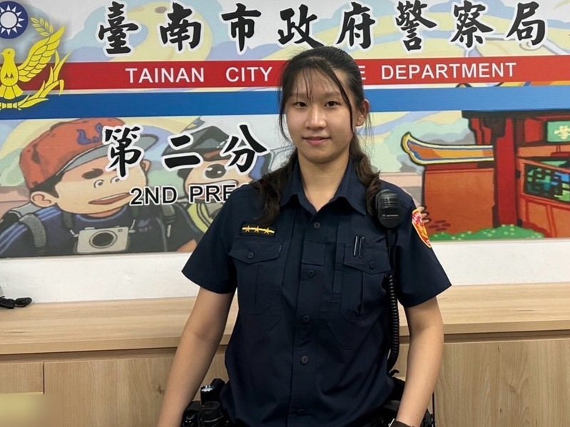 台南市警二分局海安派出所警員葉品瑩，機警阻詐及時保住王姓老翁159萬元積蓄。記者黃宣翰／翻攝