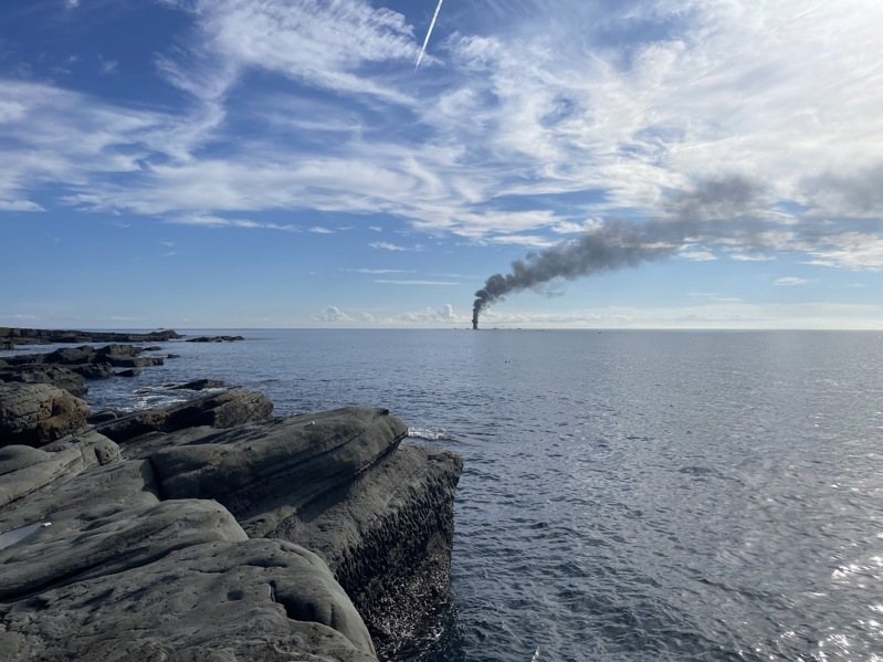 新北市貢寮外海今早有漁船在海上起火燃燒，從東北角陸地清楚看見大量黑煙一直往上竄，船上13人人獲救。記者邱瑞杰／翻攝