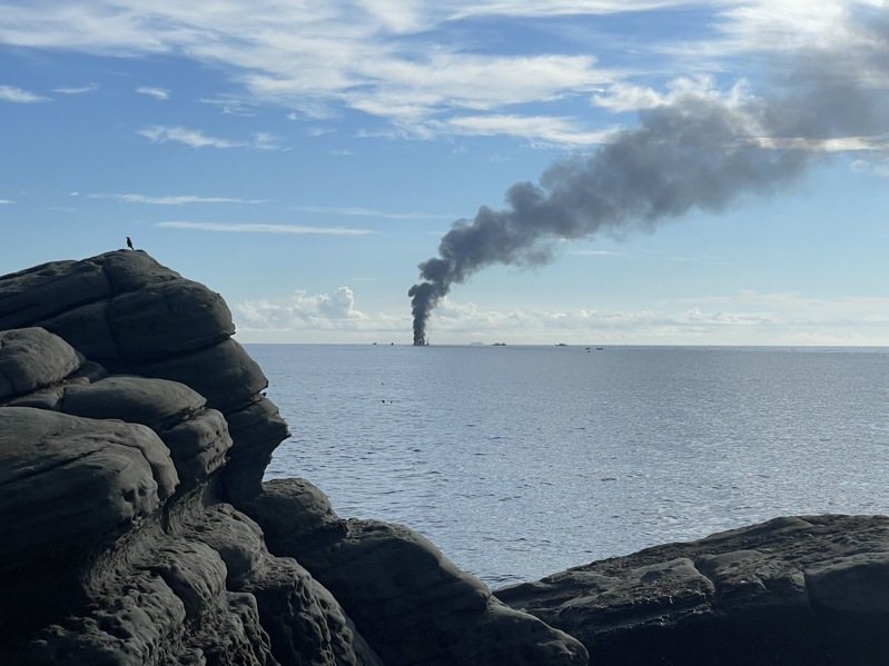 新北市貢寮外海今早有漁船在海上起火燃燒，從東北角陸地清楚看見大量黑煙一直往上竄，船上13人人獲救。記者邱瑞杰／翻攝