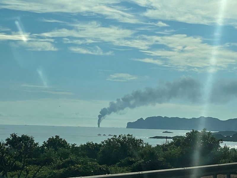 新北市貢寮外海今早有漁船在海上起火燃燒，從東北角陸地清楚看見大量黑煙一直往上竄，船上13人人獲救。記者邱瑞杰／翻攝