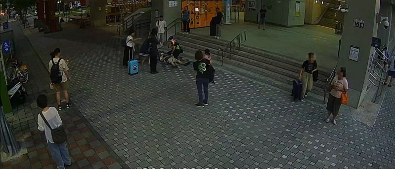 台中市曾姓男子在8月底與妻子步出捷運水安宮站時,突然臉朝下倒地,幸好警消即時提供協助。記者陳宏睿/翻攝 台中市曾姓男子在8月底與妻子步出捷運水安宮站時,突然臉朝下倒地,幸好警消即時提供協助。記者陳宏睿/翻攝