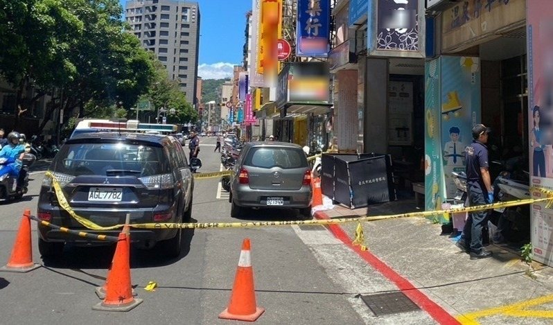 北投警分局旁發生墜樓案,女子從大樓頂樓墜落,陳屍人行道。記者蕭雅娟/翻攝 北投警分局旁發生墜樓案,女子從大樓頂樓墜落,陳屍人行道。記者蕭雅娟/翻攝