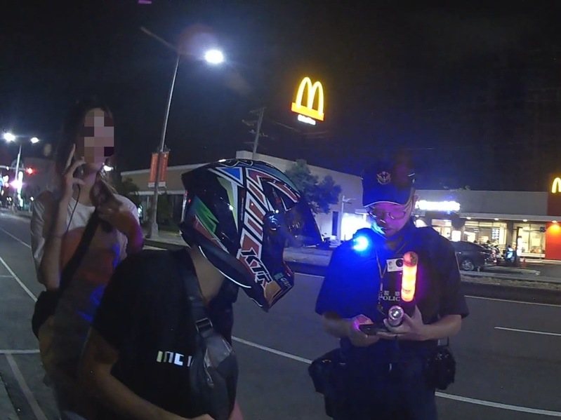 台中市朱姓騎士載女乘客未戴安全帽被攔查，警方查出朱以3000元購買假車牌懸掛。記者陳宏睿／翻攝