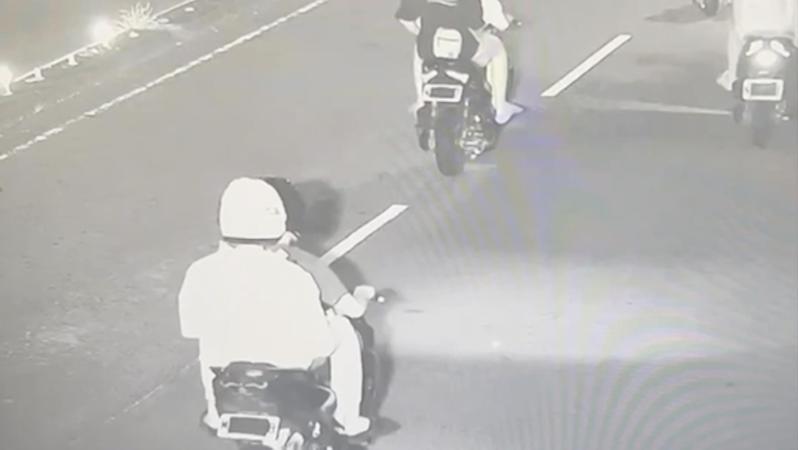 台中市南屯區今天凌晨有多輛機車以黑色口罩遮牌，有市民上網發布，警方將通知涉案7名駕駛到案，依法開罰。記者陳宏睿／翻攝