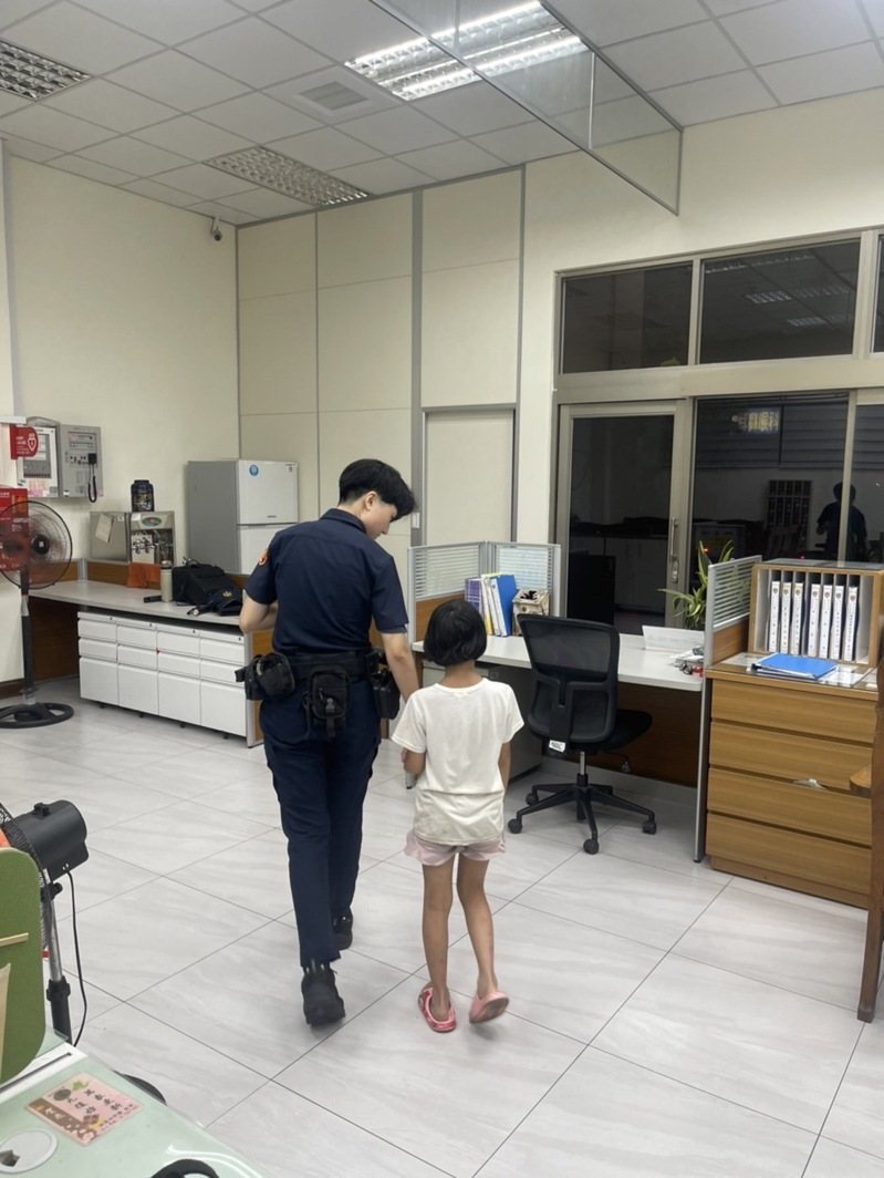 台中市一名7歲女童上月底被人發現在公園遊蕩,第五警分局女警廖羿甄到場協助。圖/第五警分局提供 台中市一名7歲女童上月底被人發現在公園遊蕩,第五警分局女警廖羿甄到場協助。圖/第五警分局提供