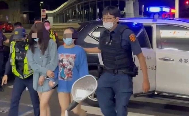 高雄市新興警分局警方今年３月在電信大樓的一家美容會館查獲2名越籍女服務生輪流服務8嫖客。記者石秀華／翻攝