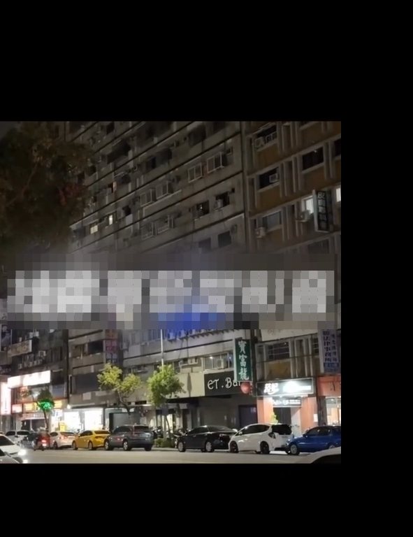 高雄有民眾在著名的七賢一路「情色大樓」（如圖）拍下業者讓嫖客公然選妃。圖／取自網路社群「社會事新聞影音」