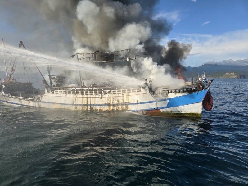 新北市貢寮外海今早有漁船在海上起火燃燒,從東北角陸地清楚看見大量黑煙一直往上竄,船上13人人獲救。記者邱瑞杰/翻攝 新北市貢寮外海今早有漁船在海上起火燃燒,從東北角陸地清楚看見大量黑煙一直往上竄,船上13人人獲救。記者邱瑞杰/翻攝