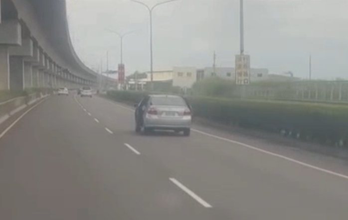 網路流傳在台南市歸仁區歸仁大道上,有輛轎車後座載運機車。圖/翻攝自社會事新聞影音臉書社群 網路流傳在台南市歸仁區歸仁大道上,有輛轎車後座載運機車。圖/翻攝自社會事新聞影音臉書社群