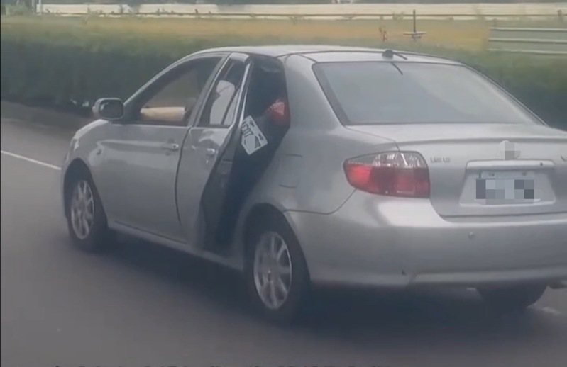 網路流傳在台南市歸仁區歸仁大道上,有輛轎車後座載運機車。圖/翻攝自社會事新聞影音臉書社群 網路流傳在台南市歸仁區歸仁大道上,有輛轎車後座載運機車。圖/翻攝自社會事新聞影音臉書社群