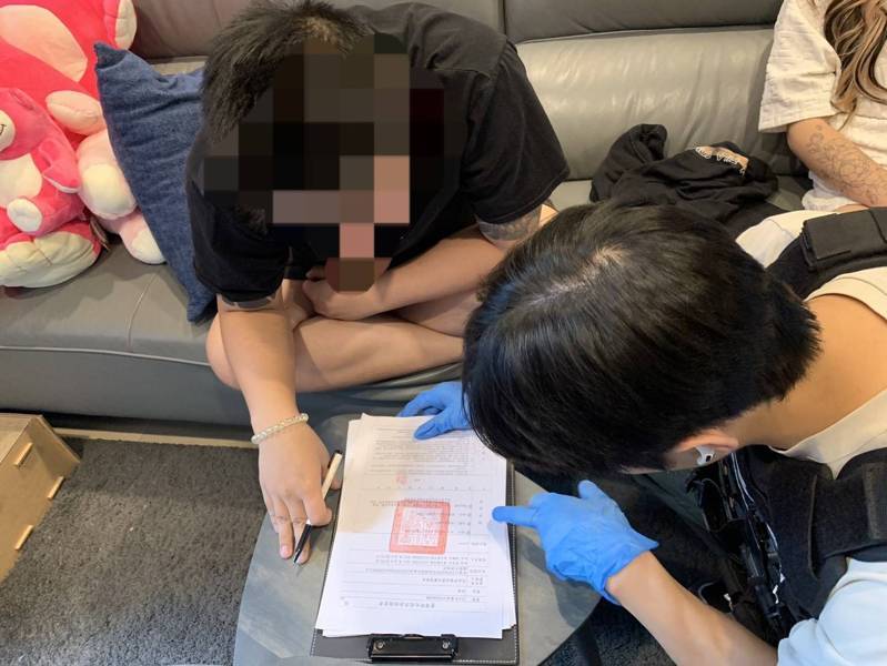 大安警方搗破詐欺機房。記者翁至成/翻攝 大安警方搗破詐欺機房。記者翁至成/翻攝