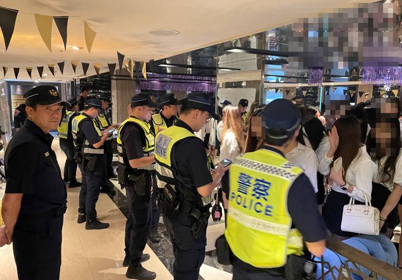 大安警分局長黃水願(左一)親自帶隊臨檢轄內酒店。記者翁至成/翻攝 大安警分局長黃水願(左一)親自帶隊臨檢轄內酒店。記者翁至成/翻攝
