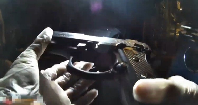 警方在張姓男子機車座椅內,查扣改造手槍一把、子彈七顆。記者翁至成/翻攝 警方在張姓男子機車座椅內,查扣改造手槍一把、子彈七顆。記者翁至成/翻攝
