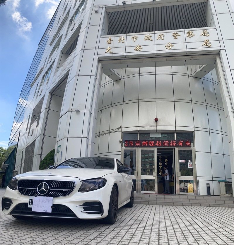 北市大安警方查扣詐欺集團涉案用的賓士汽車一輛。記者翁至成/攝影 北市大安警方查扣詐欺集團涉案用的賓士汽車一輛。記者翁至成/攝影