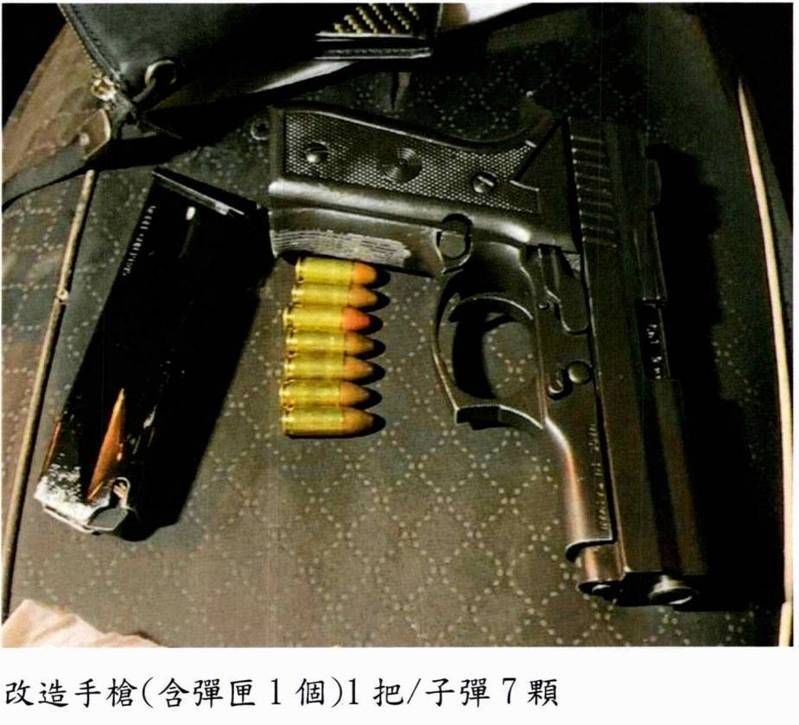 警方在張姓男子機車座椅內,查扣改造手槍一把、子彈七顆。記者翁至成/翻攝 警方在張姓男子機車座椅內,查扣改造手槍一把、子彈七顆。記者翁至成/翻攝