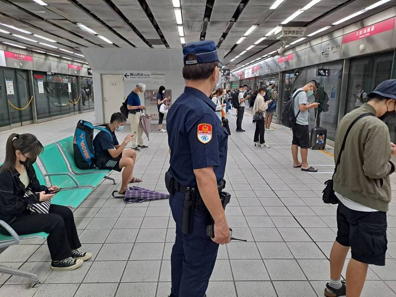 圖為高雄市捷運警察隊在捷運站體內執勤畫面。高雄市捷運警察隊提供 圖為高雄市捷運警察隊在捷運站體內執勤畫面。高雄市捷運警察隊提供