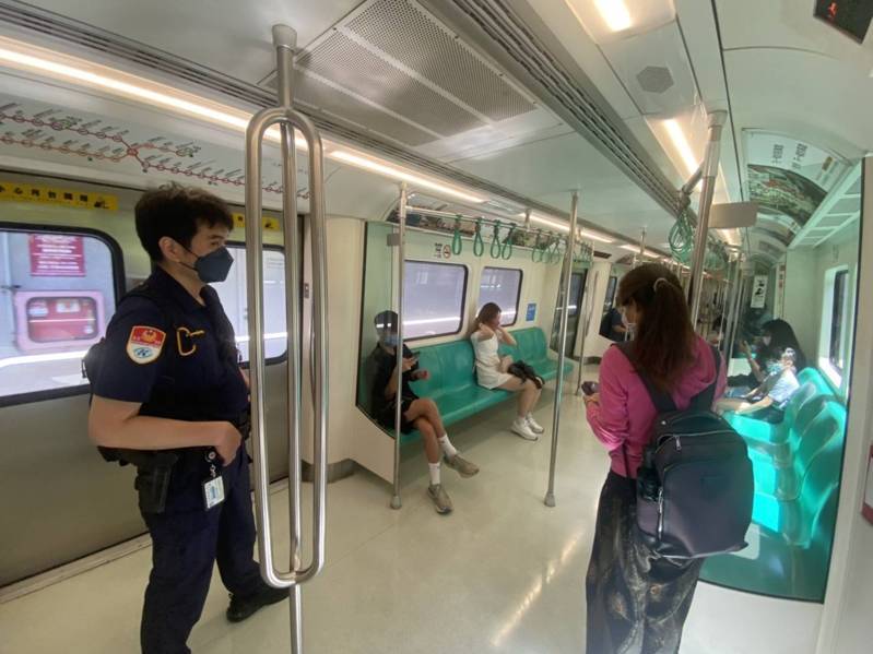 圖為高雄市捷運警察隊在捷運上執勤畫面。高雄市捷運警察隊提供 圖為高雄市捷運警察隊在捷運上執勤畫面。高雄市捷運警察隊提供